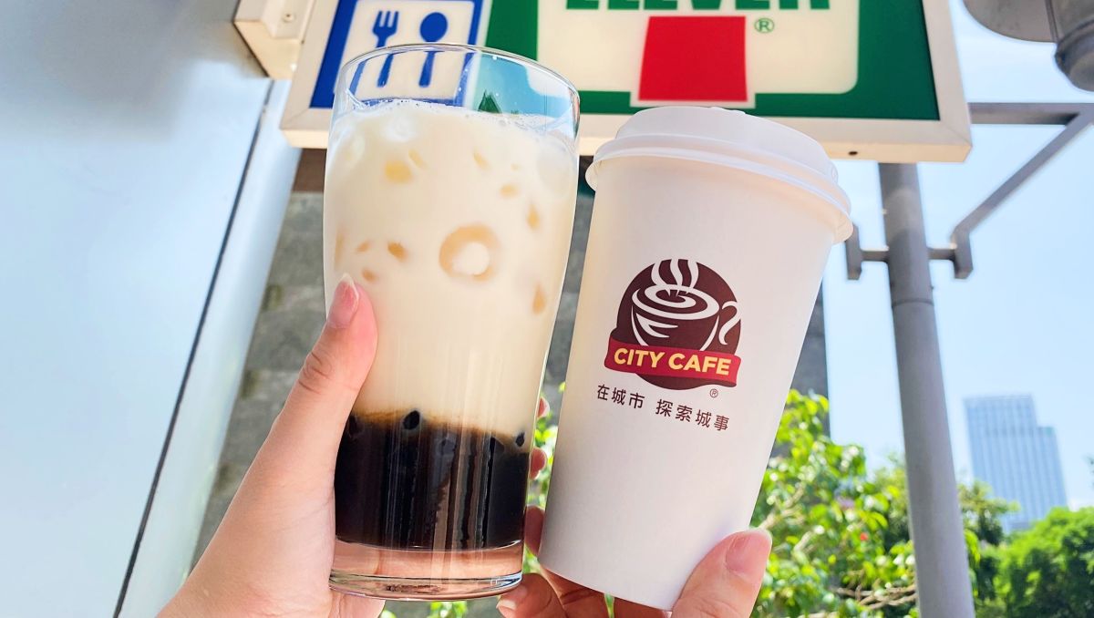 ▲7-11舉辦萬聖派對，門市有精美美式買1送1、指定飲品第2杯10元；線上APP同步祭出咖啡「買5送4」、16杯666元等好康。（圖／7-ELEVEN提供）