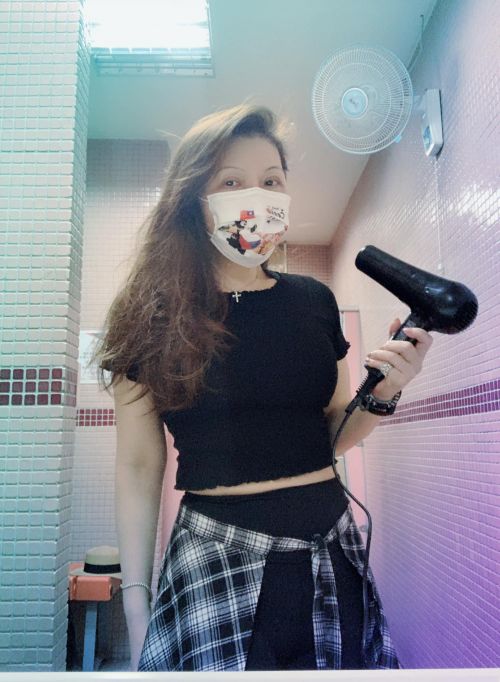 ▲張雅琴剛運動梳洗完、沒化妝狀態，雖然與工作時的樣貌相比有些差距，但素顏的她減齡不少，也較為平易近人。（圖／張雅琴主播臉書）