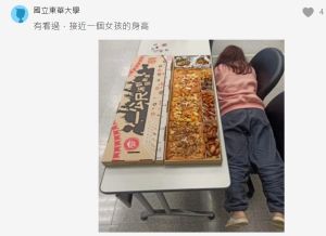 ▲網友分享今年初上市的「一公尺披薩」。（圖／翻攝自Dcard）