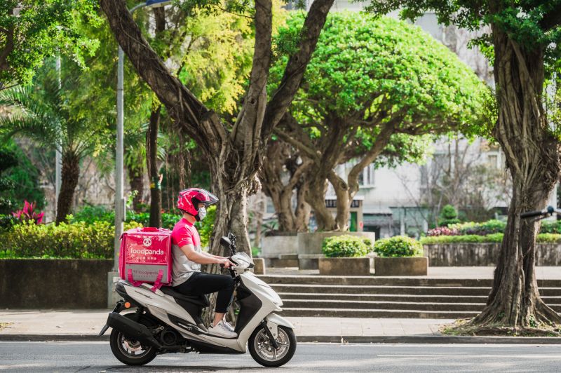 ▲foodpanda 打造「外送夥伴 360 安心計畫」 提高外送夥伴與路人的安全。（圖／官方提供）