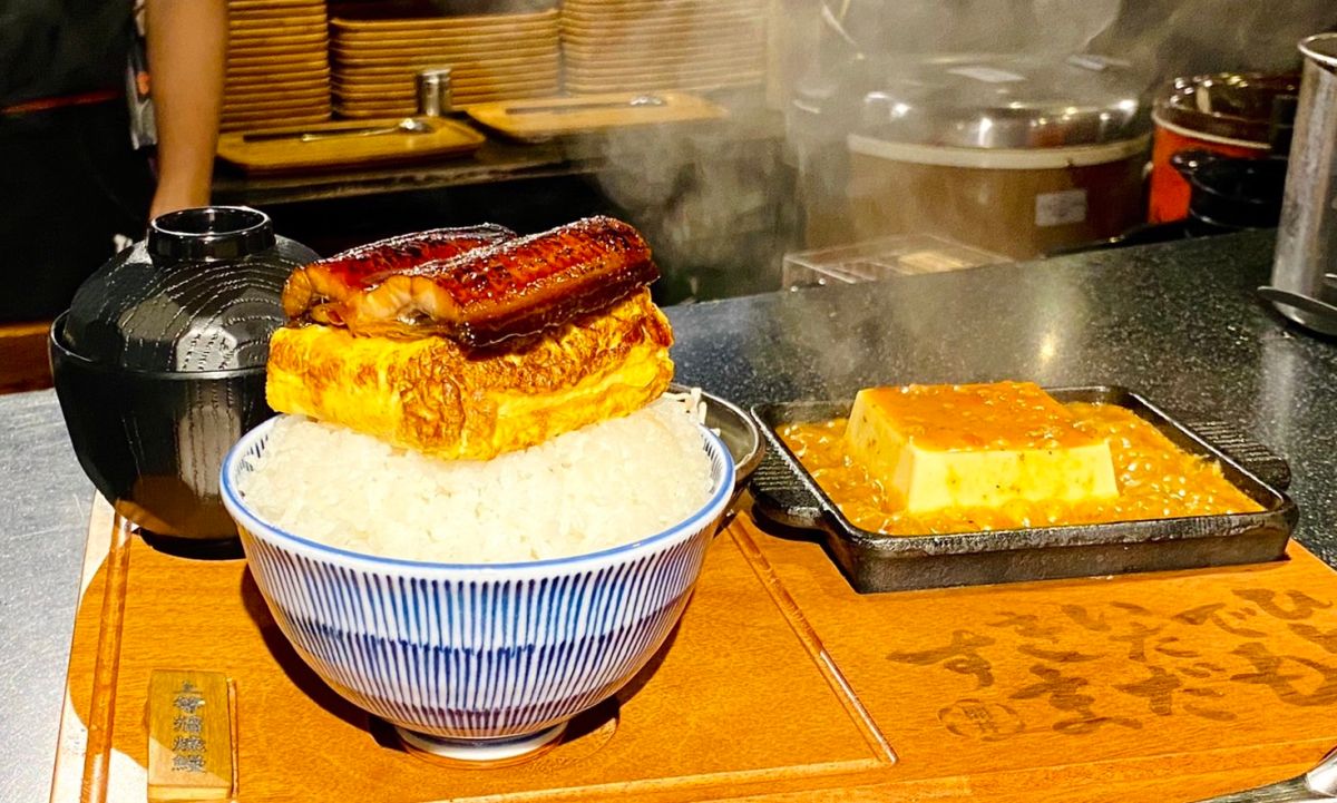 ▲開丼邁入10週年轉型推出一人燒肉店的概念，祭出全新改良大份量超狂厚玉子燒鰻丼、鮭魚卵干貝丼堆出新高度，並加入滋滋作響的燒肉鐵板系列，一次享用雙主餐定食，吃飽吃滿竟然只要250元起。（圖／記者蕭涵云攝）