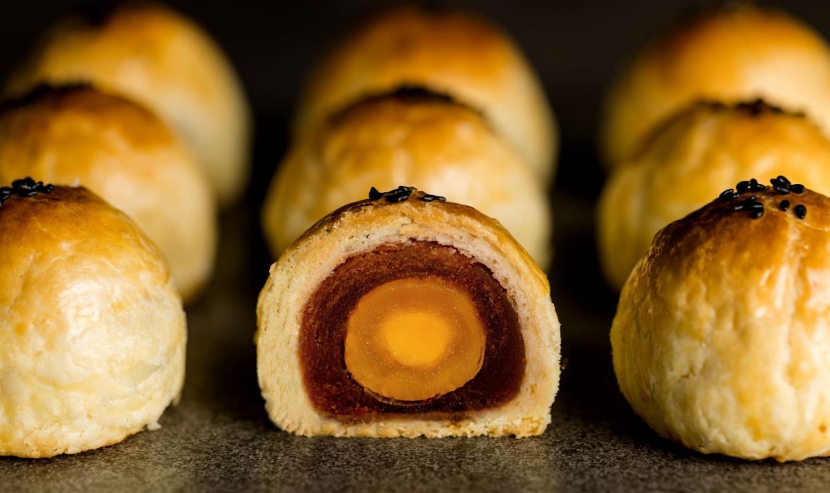 ▲2025年中秋節就在10月6日，蛋黃酥可以說是最熱門的月餅禮盒選擇。圖為彰化不二糕餅蛋黃酥。（示意圖／取自不二糕餅臉書）