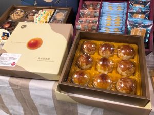 中秋月餅禮盒百花爭鳴 「蛋黃酥」穩居不敗熱銷款 ▲85 度今年研發的琥珀蛋黃酥,焦糖光澤餅皮,以冷凍出貨方式保留出爐時的酥脆口感,很受青睞。(圖/85度C提供)
