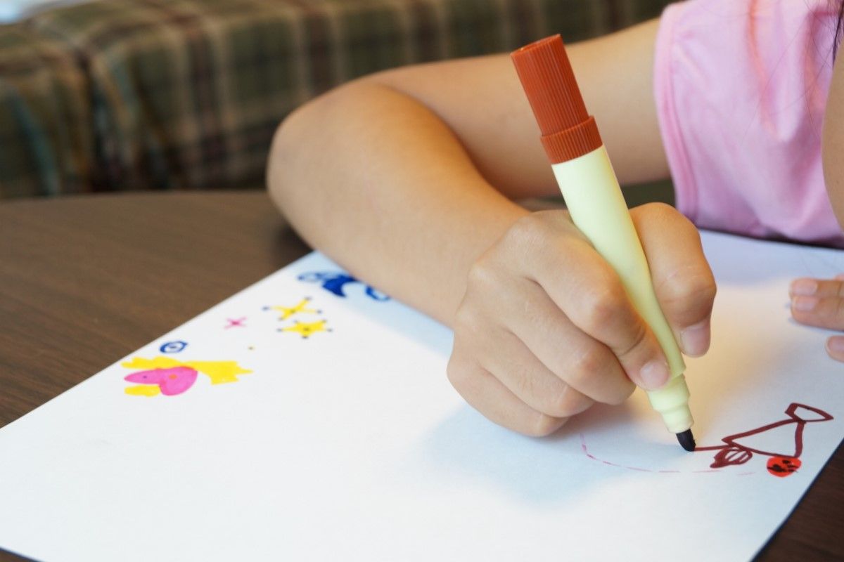 ▲一名網友分享一張孩子畫「我的媽媽」，模樣太寫實引起網友熱議。（示意圖，非當事人／取自photoAC）