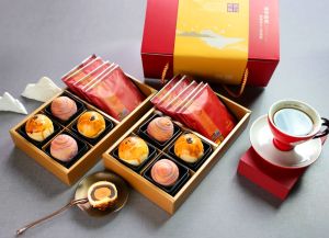 中秋月餅禮盒百花爭鳴 「蛋黃酥」穩居不敗熱銷款 ▲福華飯店的「映月蝶舞禮盒」內有福華年年熱賣榜首的手工蛋黃酥、彩虹芋泥流沙酥,各有風味,贏得好口碑。(圖/福華飯店提供)