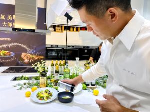 ▲米其林一星主廚李皞示範橄欖油家常菜，讓民眾在家也能輕鬆做。（圖／記者蕭涵云攝）