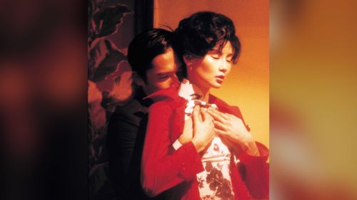 ▲影帝梁朝偉與影后張曼玉合拍《花樣年華》。(圖/CATCHPLAY提供) ▲《花樣年華》被香港媒體稱原先設定是以賽車手的感情為主題的電影,並非現在大家看到的梁朝偉(左)與張曼玉(右)內心糾結的感情做為劇情重點。(圖/CATCHPLAY提供)