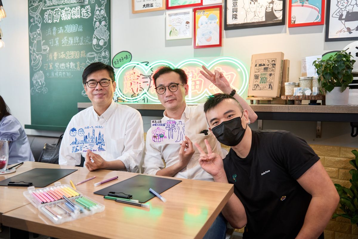 ▲受民進黨徵召參選桃園市長的立委鄭運鵬，和高雄市長陳其邁，兩人用畫筆繪出心中對城市的建設藍圖、心目中的夢幻城市。（圖／鄭運鵬競選團隊提供）