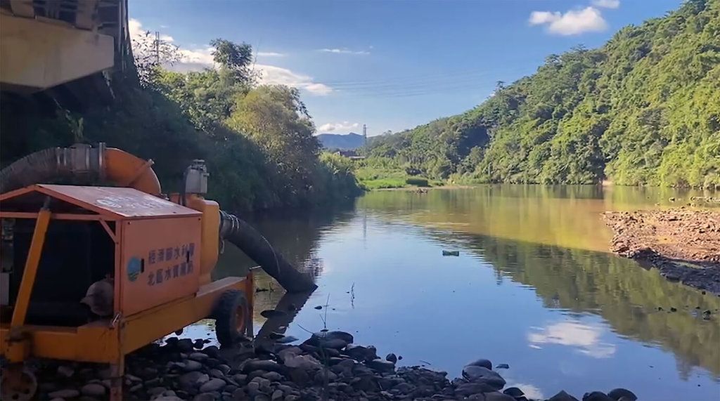 ▲基隆新山水庫蓄水率跌破5成 北水局啟動應變措施2022/8/18 18:58（8/18 19:36 更新）水利署北區水資源局表示，為因應基隆旱象及未來可能的水情惡化，18日召開緊急應變小組會議，除與水利署第十河川局共同調派3部抽水機至貢寮堰協助抽水（圖）外，也在西勢水庫完成人工增雨設備測試，同時協商翡翠水庫管理局及台北自來水事業處，採最大量支援汐止地區用水，以分攤新山水庫出水負擔。（水利署北區水資源局提供）