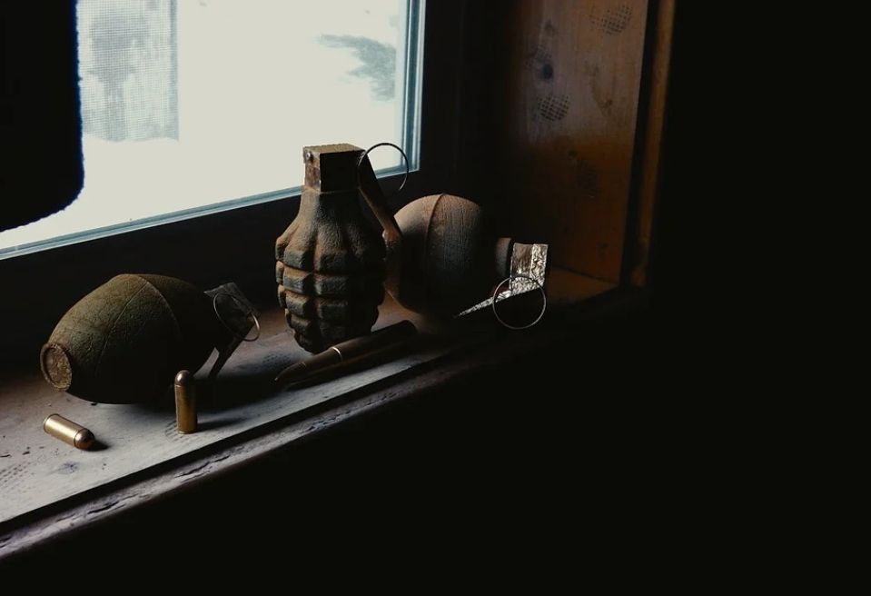 ▲台南市一名高三學生，前天（16日）上午在早自習時，與同學把玩模型手榴彈，結果卻不慎引爆，造成不少人恐慌。（示意圖／取自Pixabay）