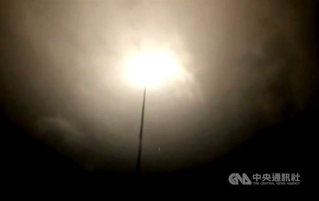 ▲國家中山科學研究院18日朝台灣東部海域試射無限高飛彈，有退休中科院人員研判，這次應該是試射「海空戰力提升計畫」中的雄昇飛彈系統。（圖／中央社）