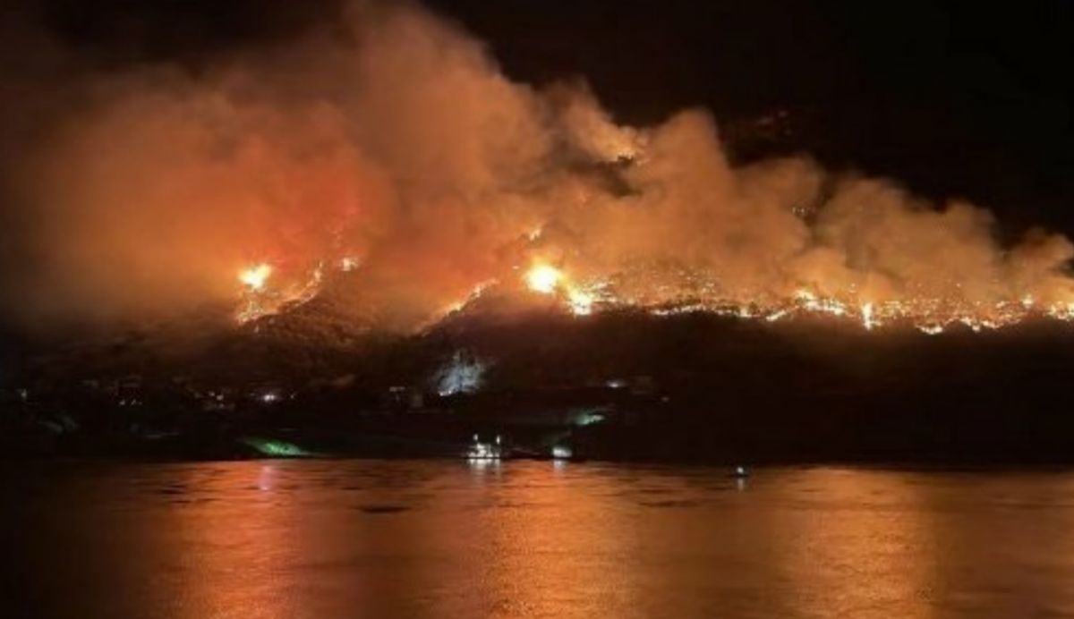 ▲中國重慶市再破高溫紀錄，還因連日高溫限電缺水之際，這兩天頻傳山林火災。（圖／翻攝自微博）