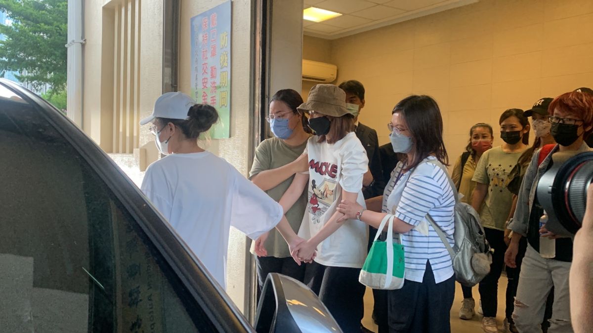 ▲藝人艾成17日墜樓身亡，享年40歲，妻子王瞳面對伴侶驟然離世，神情憔悴，幾天來都吃不下東西，還面對各界質疑聲浪。（圖／記者陳苾暐攝影,2022.08.17）