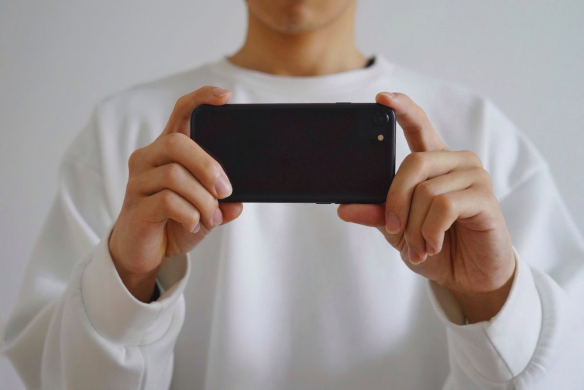 ▲一名韓國旅客投訴，搭乘從韓國金海機場飛往台灣桃園機場，在飛機尚未起飛時，遭到另一名旅客未經同意地拍攝他與朋友的照片。（示意圖／取自photo AC）