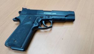 ▲警方介入調查後發現該槍枝原來是「玩具手槍」。（圖/翻攝畫面）