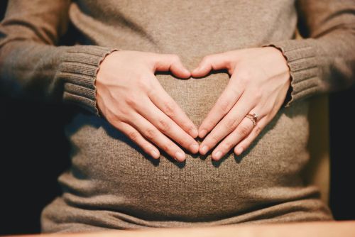 黑戶寶寶疑被虐！勞動部研訂移工懷孕指引　涵蓋避孕到托育資源
