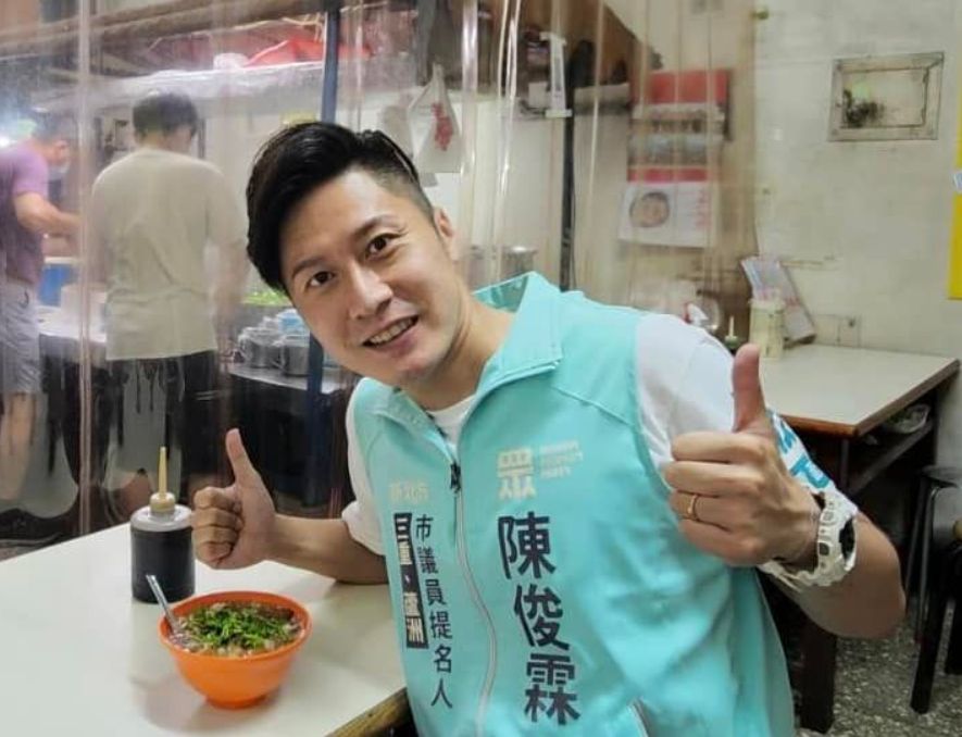 ▲民眾黨三蘆區後選人陳俊霖，其位在三重三合路二段的服務處，傳出服務處人員在門口機車格發現一枚「彈殼」。（圖／翻攝畫面）