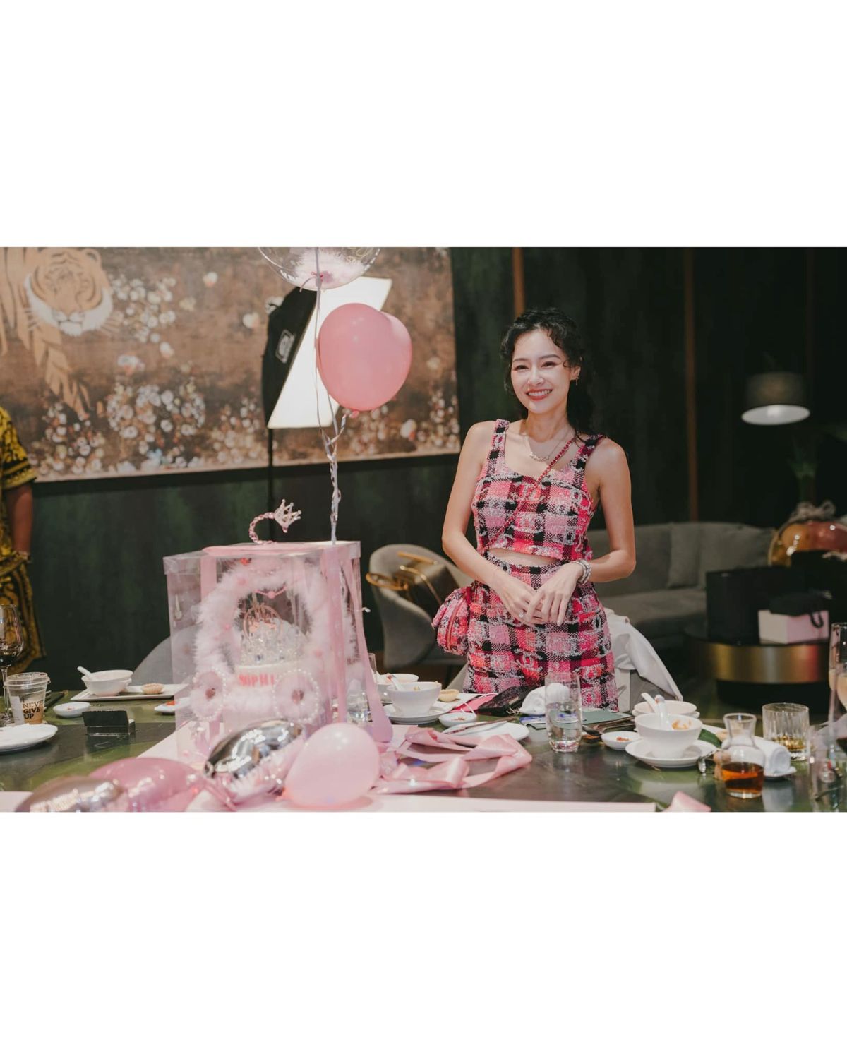 ▲王思佳被封為浮誇系貴婦，豪宅家裡擺放許多精品。（圖／王思佳臉書）