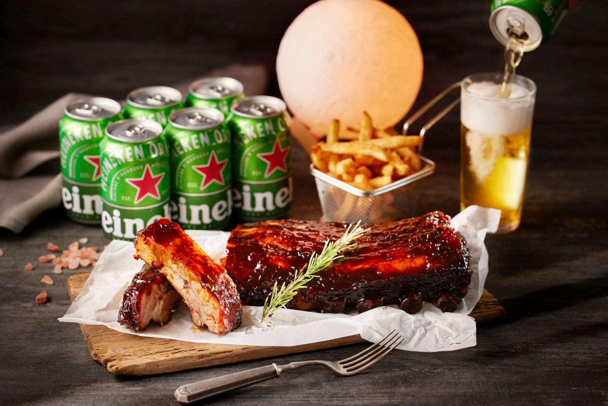 ▲台北喜來登酒店即日起到9月11日推出「酒食賞月」一泊二食方案，一晚只要499元起，就可以在房內愜意喝啤酒、吃烤肋排輕鬆賞月，隔天再享受豐盛自助早餐。（圖／台北喜來登提供）