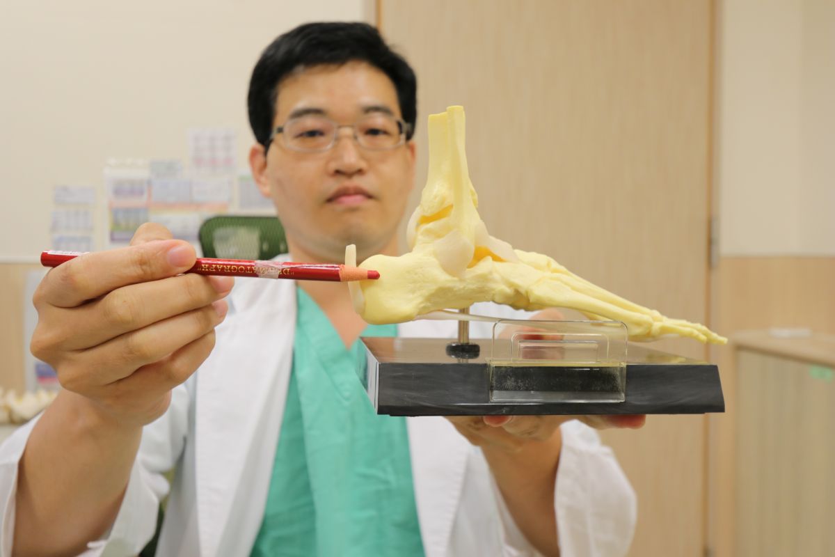 ▲醫師提醒，跟骨骨折務必盡快治療，以免留下終生的後遺症。(圖／醫院提供2022.8.19)