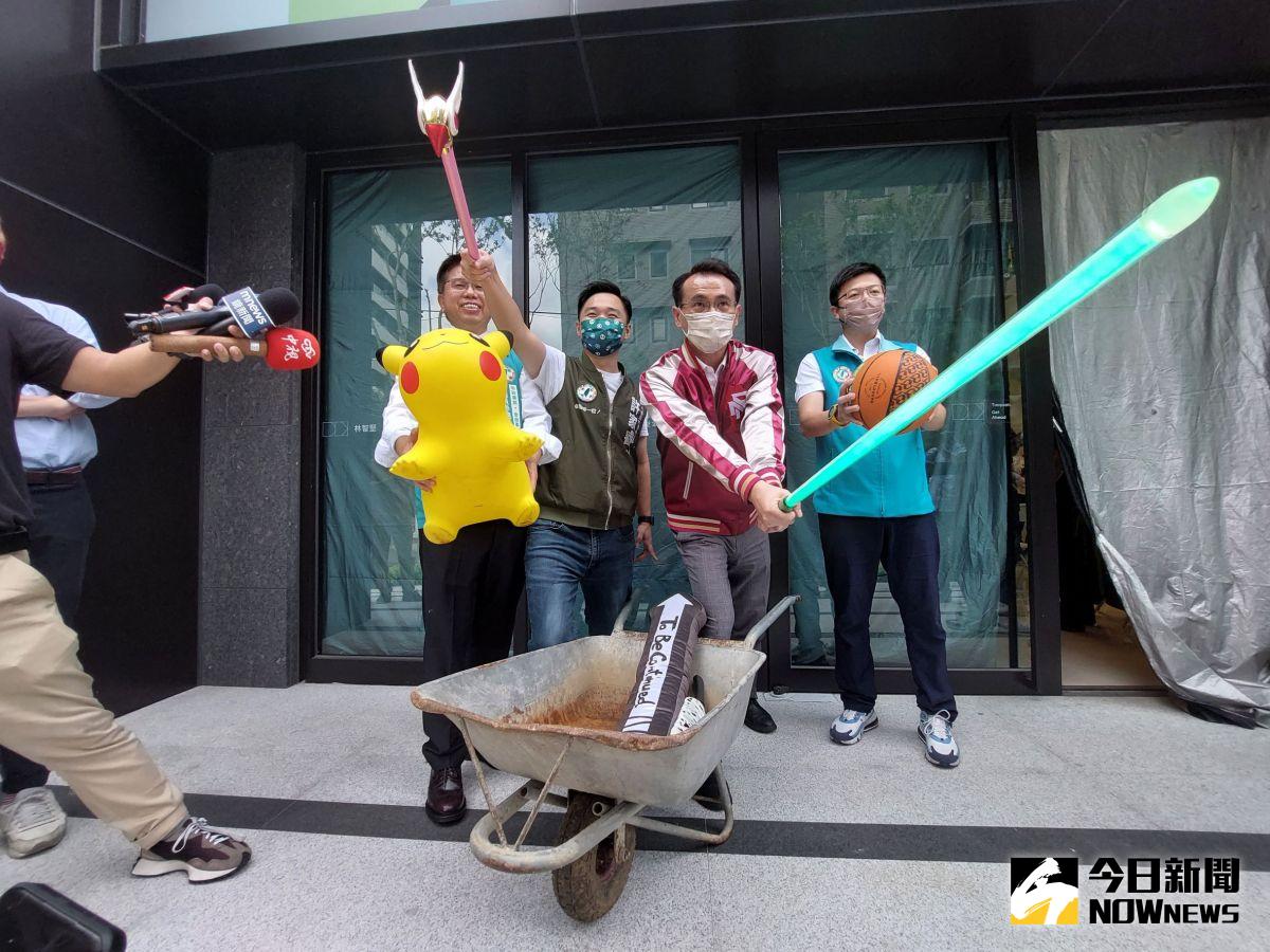 ▲鄭運鵬揮舞光劍表示，「今天特別借來，表示我傳承蔡英文主席交付的任務，使命必達，一定完成。」（圖／記者李春台攝，2022.08.19）