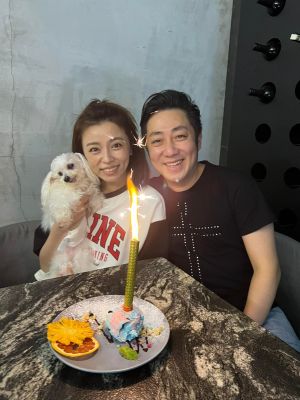 ▲艾成與王瞳及愛犬Haru,上個月慶祝結婚2周年。(圖/艾成臉書) ▲艾成與王瞳及愛犬Haru,上個月慶祝結婚2周年。(圖/艾成臉書)