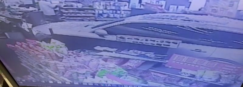 高雄「瑞典坦克」暴衝超商!商品撞成一團 所幸無人傷亡