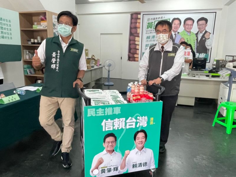 ▲永康市議員參選人黃肇輝(左)將透過推車在深入社區，以養樂多做茶點期許自己成為一位「政見多多、服務多多」的民意代表（圖／記者林怡孜攝，2022,08,19）