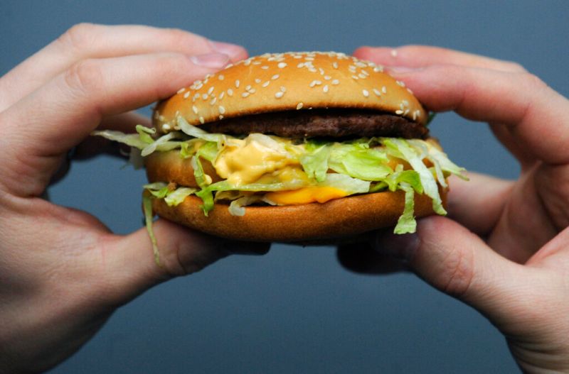 ▲麥當勞已經不是第一次被消費者質疑漢堡縮水。（圖／美聯社／達志影像）