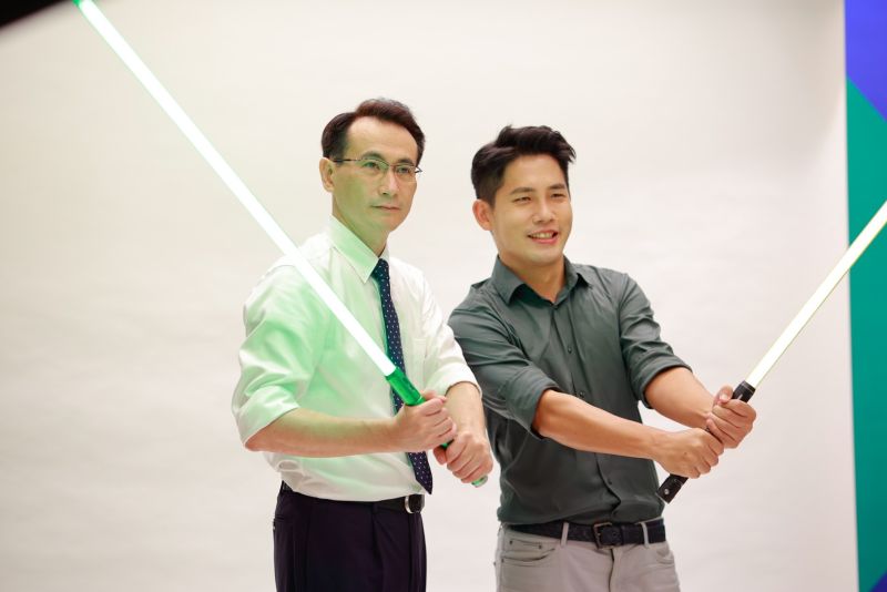 ▲鄭運鵬參選以來展現十足活力，其與議員彭俊豪拿著光劍拍攝定裝照，就受到高度討論。（圖／鄭運鵬辦公室提供）