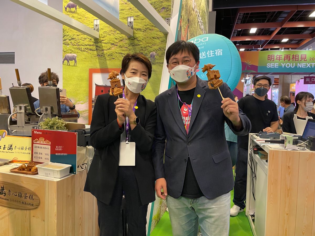 ▲台北市副市長黃珊珊（左）、觀傳局長劉奕霆出席2022台北國際旅展。（圖／北市府提供）