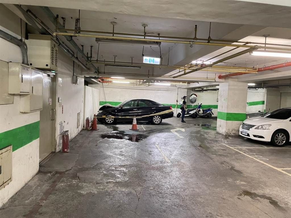 ▲基隆市一名男子，今天（19日）中午開車準備進入社區地下停車場時，不明原因突然暴衝撞上牆壁，導致其傷重不治。（圖／翻攝畫面）