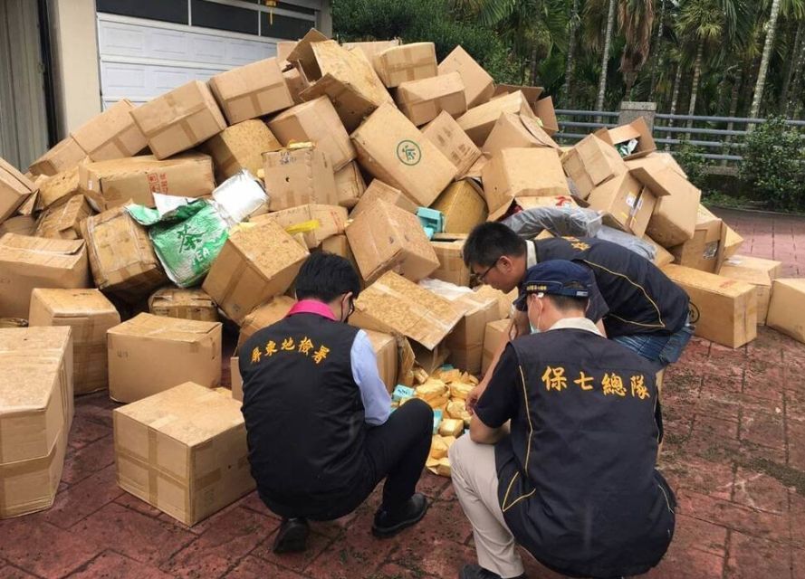 ▲屏東黃姓男子開設茶行，進口越南茶葉將外包裝，虛偽標示為台灣茶販售，檢警與衛生單位查獲逾9600公斤越南茶葉，已在昨天全數銷毀。（圖/屏東地檢署提供）