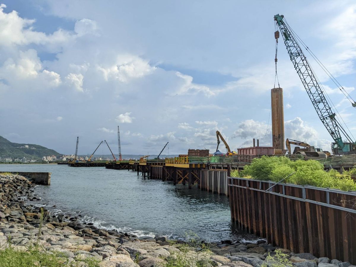 ▲淡江大橋目前工程進度順利，預計2024年完工通車，若淡水交通問題得以紓解，對於在地房市又是一大利多。（圖／NOWnews資料照片）