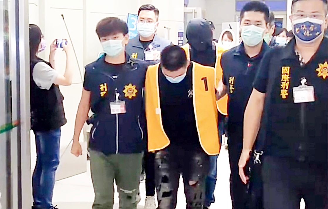 ▲14日在曼谷機場攔截12名台灣人，其中3人不願返台，圖為昨晚這3人被刑事局幹員押解返台。（圖／記者李春台翻攝）