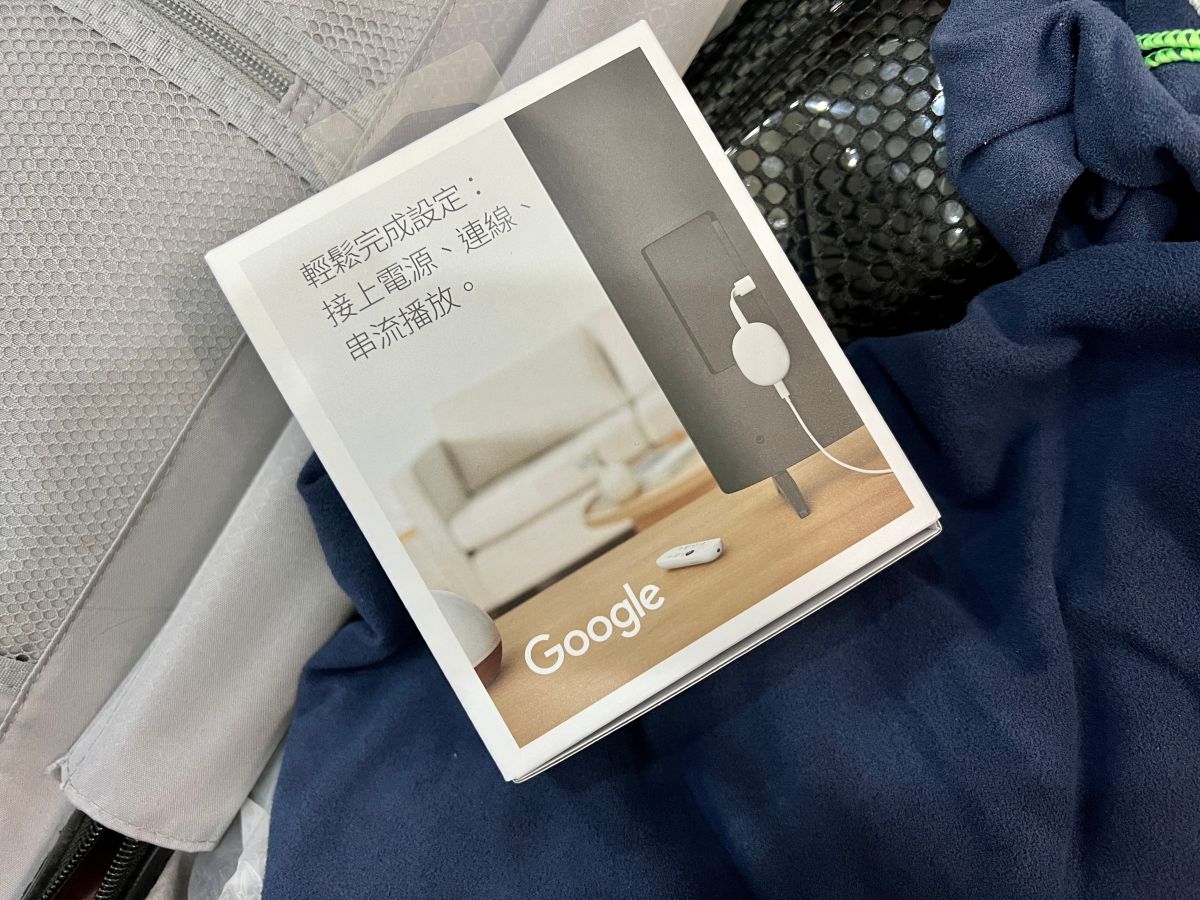 ▲Chromecast (支援Google TV)可以立即替舊電視升級成智慧電視，售價1999元，擁有頗高的性價比。(圖／記者周淑萍攝)