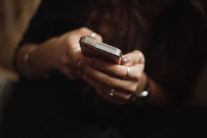 ▲數位中介法有多恐怖?臉書粉專《己偶爸》就整理懶人包,讓不少網友看了直搖頭「台灣言論自由末期了」。(示意圖/取自unsplash) ▲數位中介法有多恐怖?臉書粉專《己偶爸》就整理懶人包,讓不少網友看了直搖頭「台灣言論自由末期了」。(示意圖/取自unsplash)