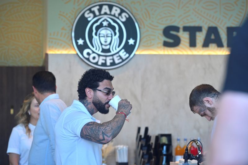 ▲星巴克5月宣布退出俄國市場後，俄國饒舌歌手提馬蹄與另名企業家聯手買下門市經營權，以新的名稱與商標「星咖啡」（Stars Coffee），在莫斯科重新開張。（圖／美聯社／達志影像）