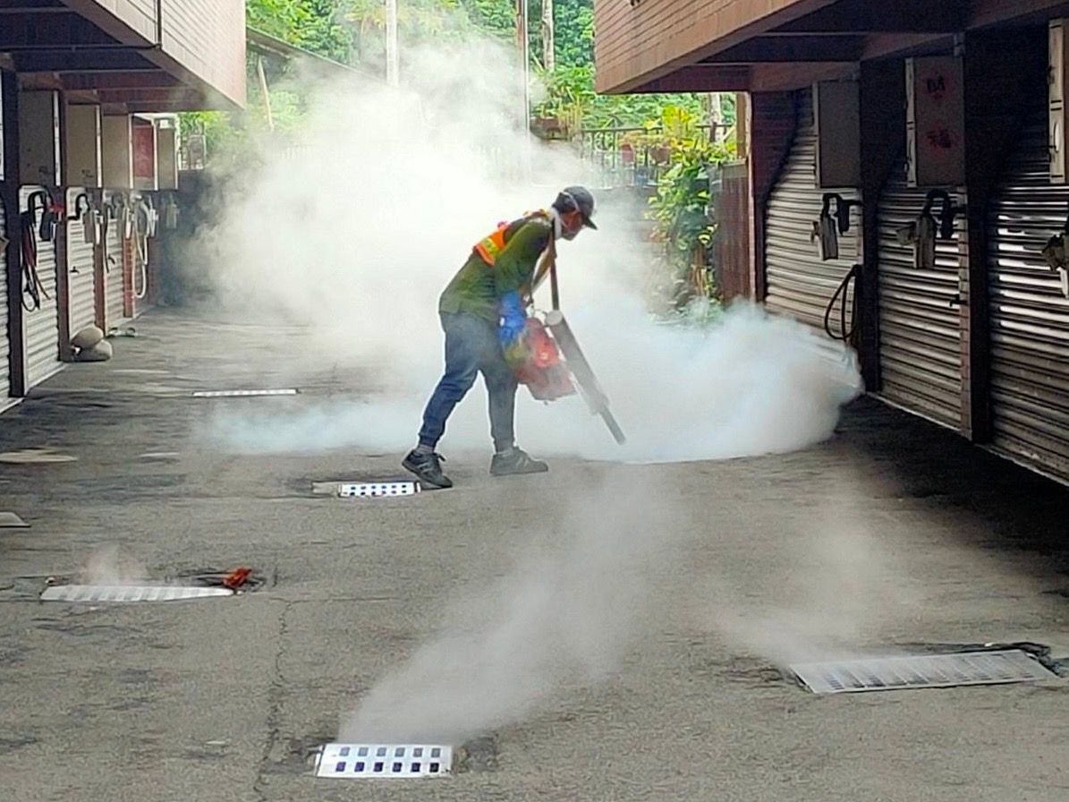 ▲台中市環保局啟動個案住家、工作地周遭室內外重點區塊孳生源清除及化學噴藥防治(圖／環保局提供2022.8.20)