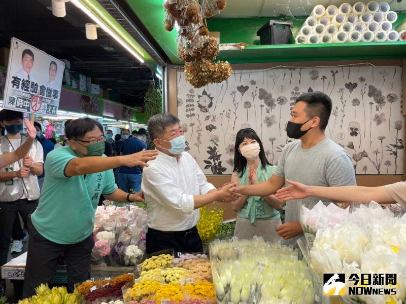 ▲陳時中、高嘉瑜、李建昌等人與攤商熱情互動。（圖／記者黃宣尹攝，2022.08.20）