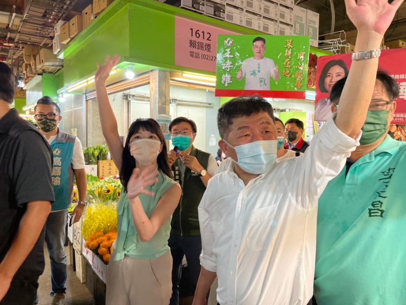 ▲陳時中20日逛內湖花市,與高嘉瑜合體拜票,惟在地議員江志銘並未到場。(圖/記者黃宣尹攝)