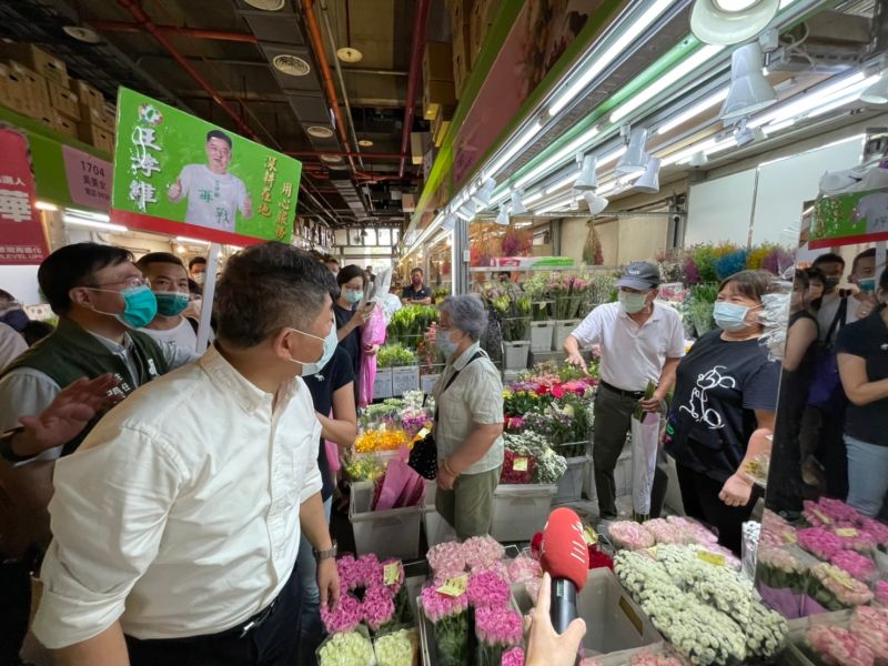 ▲有民眾向陳時中陳情，陳聽完後表示，一定會重視花卉產業需求。（圖／記者黃宣尹攝，2022.08.20）