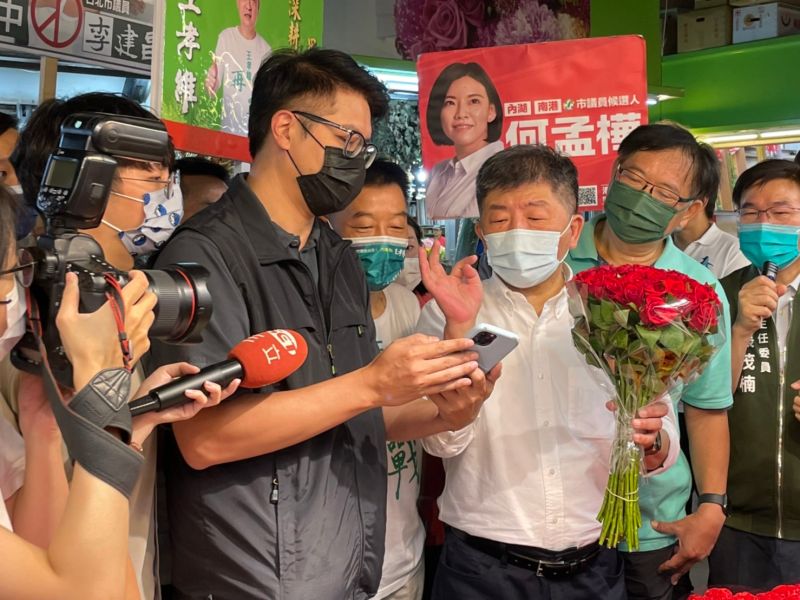 ▲陳時中以Apple Pay行動支付買玫瑰花，表示要回家送給太太。（圖／記者黃宣尹攝，2022.08.20）