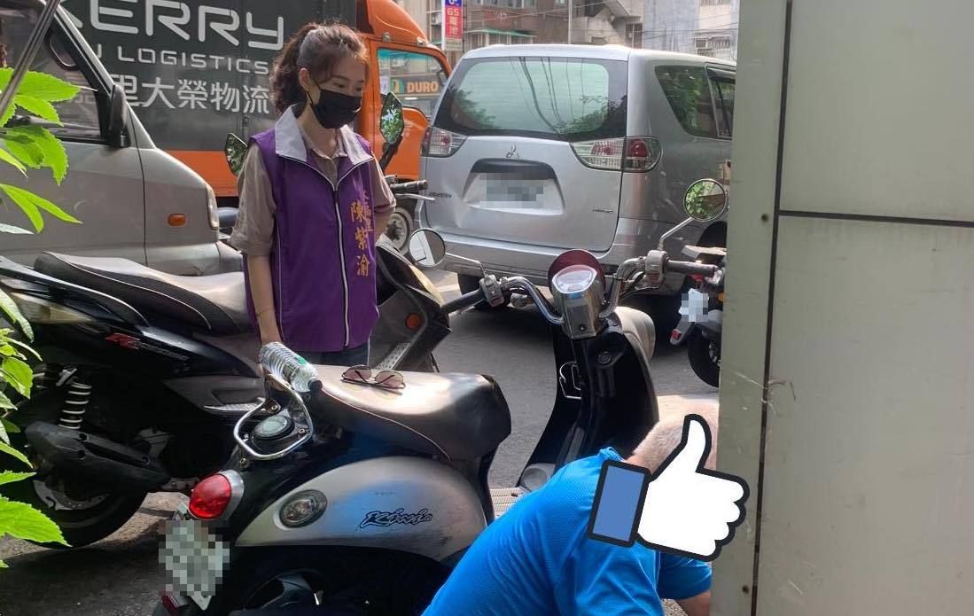 ▲永福里里長候選人陳紫渝被捕捉到，綁著馬尾在一旁關心水電師傅，認真又充滿朝氣的模樣，讓許多網友又暈船了。（圖／翻攝自陳紫渝臉書）
