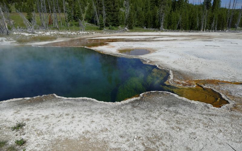 ▲美國黃石公園（Yellowstone National Park）表示，巡邏人員在園內一處溫泉發現一隻人體斷腳漂浮水面，腳上還套著鞋子，警告遊客遠離園內溫泉。（圖／美聯社／達志影像）