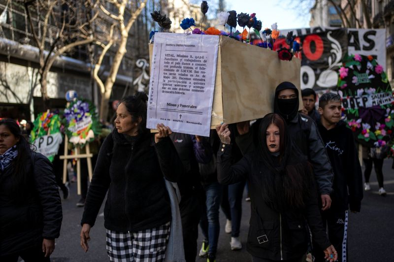▲阿根廷首都布宜諾斯艾利斯出現一場喪禮，一些女人穿著黑色喪服、頭戴花冠，還有人抬著巨大棺材。但這場喪禮不是為了某人舉行，而是為了「哀悼」勞工的基本工資。（圖／美聯社／達志影像）