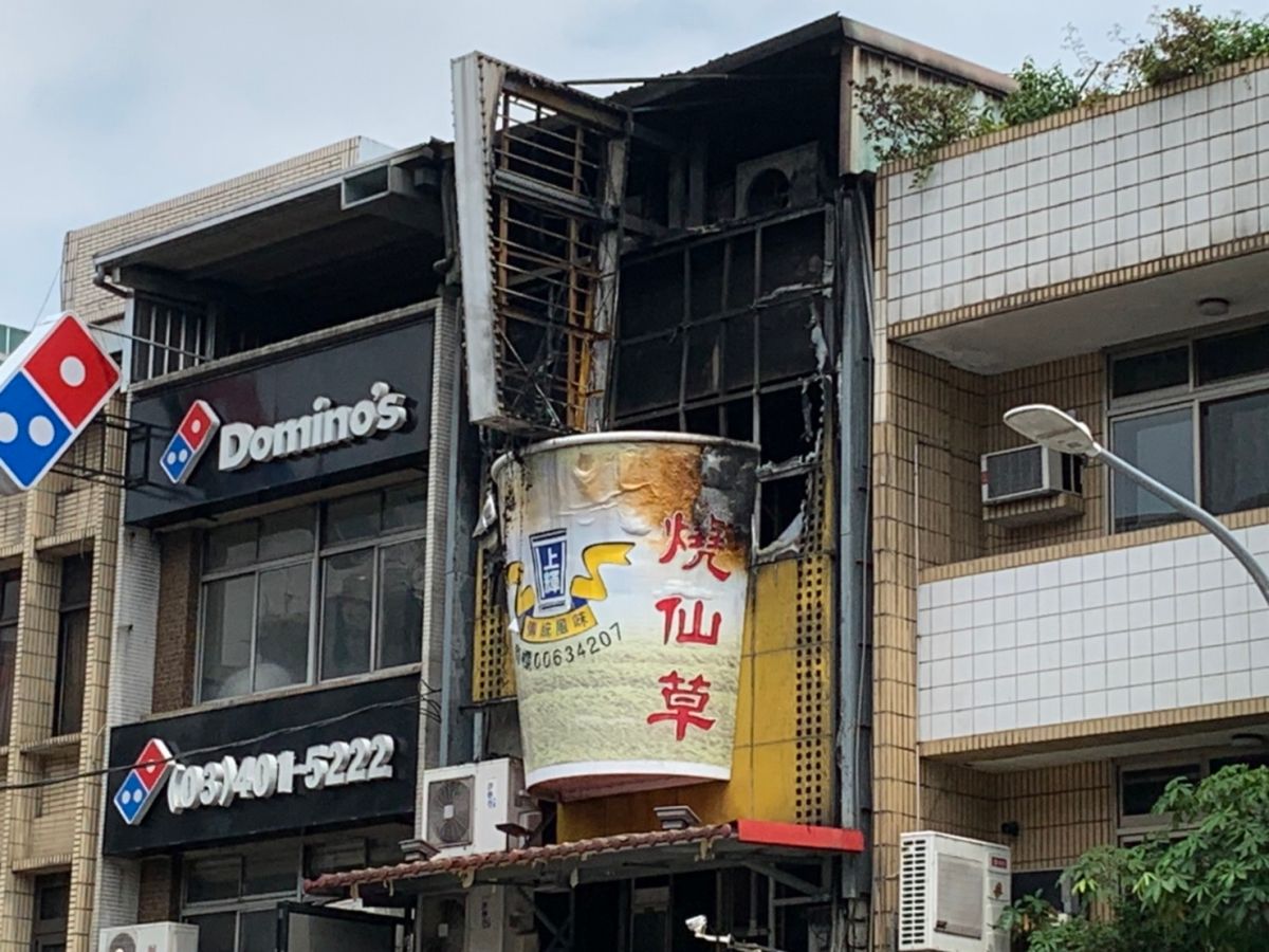 ▲中壢區知名打卡名店上輝仙草昨天凌晨發生大火，63歲阿嬤送醫後仍舊不治。（圖／記者李春台翻攝）