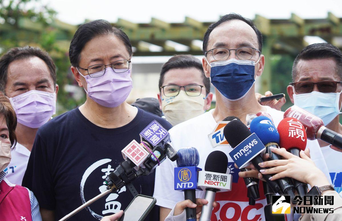 ▲怒批「中介法」，朱立倫砲轟蔡政府搞網路戒嚴讓言論自由倒退，直言「我覺得蔡總統可不可以正常一點？」（圖／記者李春台攝，2022.08.20）