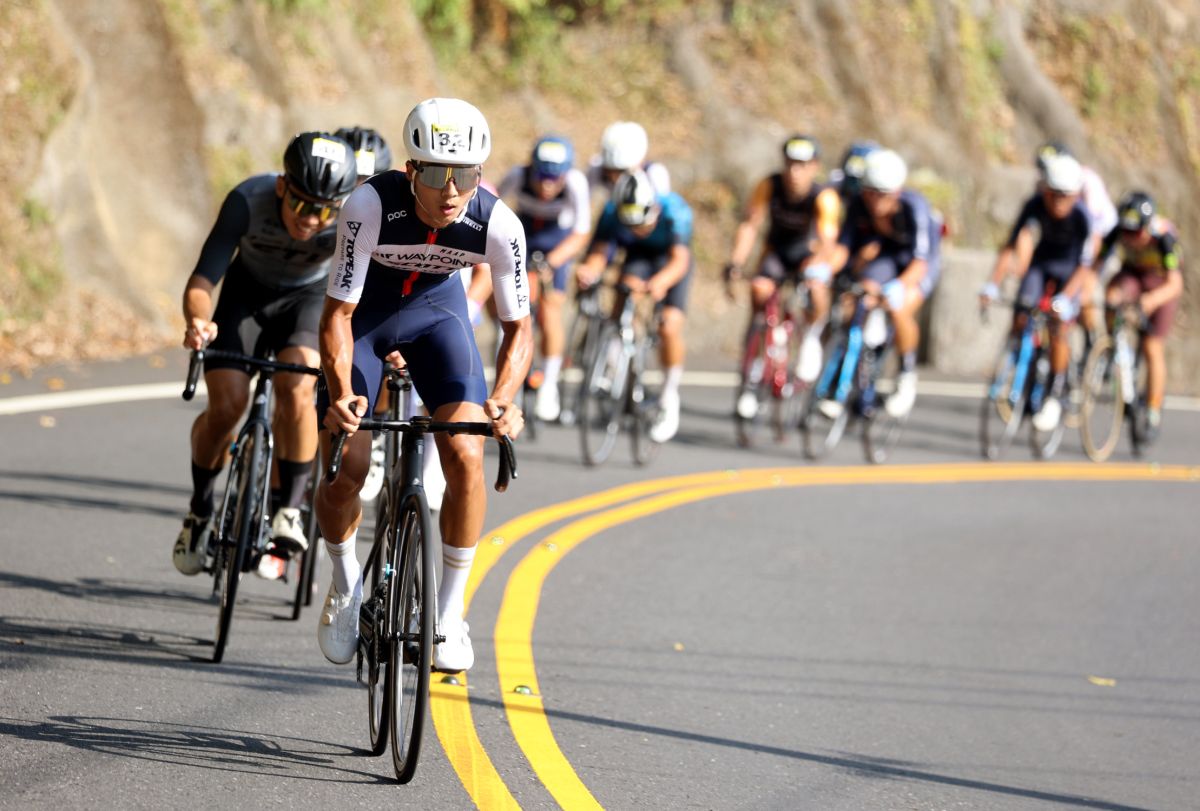 ▲吳沂璋（前）以34分14秒16勇奪蘇花公路爬坡計時賽男子組總冠軍。中華民國自行車騎士協會提供。