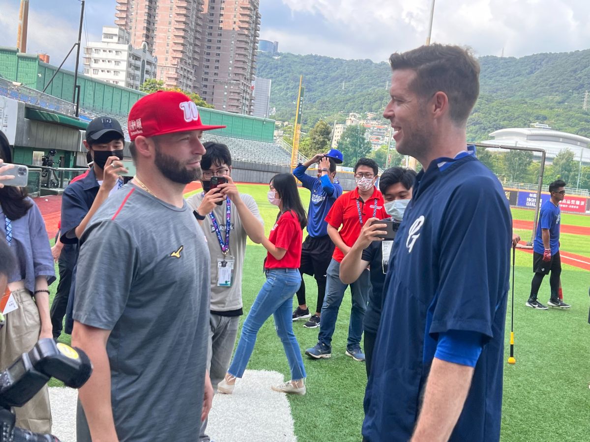 ▲將引退的富邦洋投羅力(右)與好友味全洋投伍鐸(左)今天賽前聊天(圖/記者簡名杉攝)